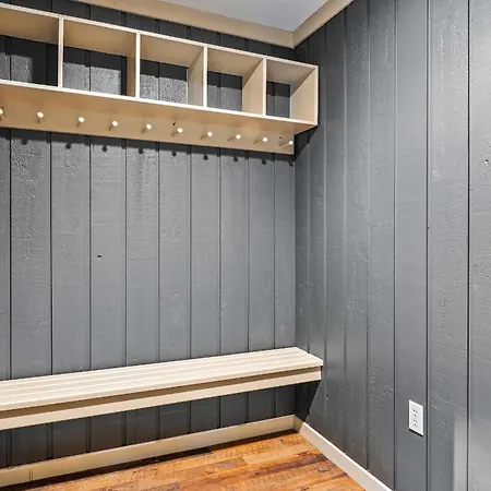 Private Hideaway With Hot Tub - Stylish & Serene